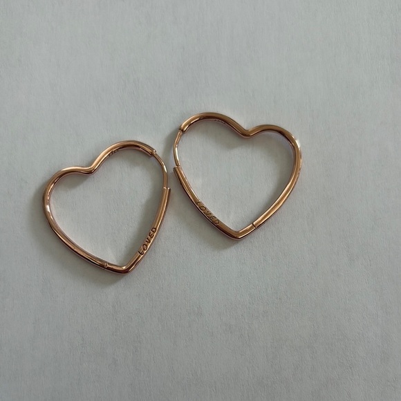 Rose Gold tone Heart shaped Hoop Earrings NWOT BRAND new never worn. Chic! - Picture 1 of 5